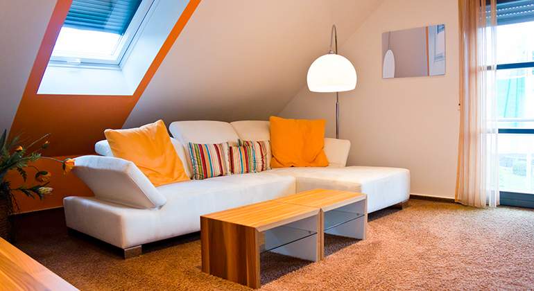 Style pop - salon orange sous combles - Saint-Gobain.fr