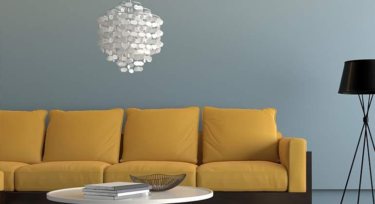 Style vintage - fauteuils moutarde et lustre - La Maison Saint-Gobain