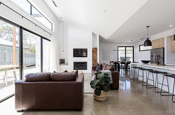 Béton ciré taupe pour réchauffer un intérieur moderne