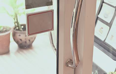 La poignée de porte bâton de tirage 