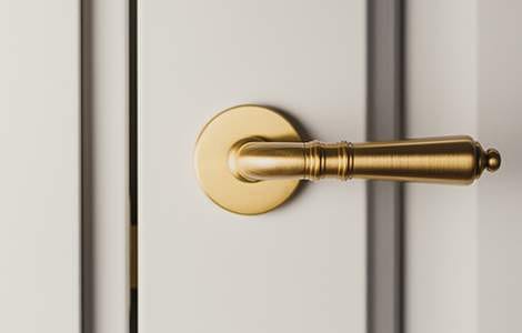 La poignée de porte béquille sur rosace 