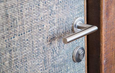 Une poignée de porte en inox 