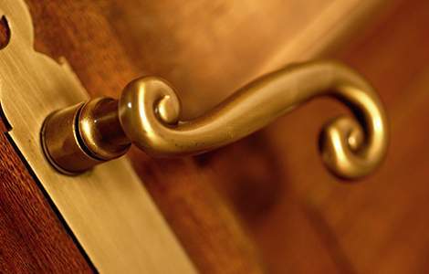 Une poignée de porte en laiton 