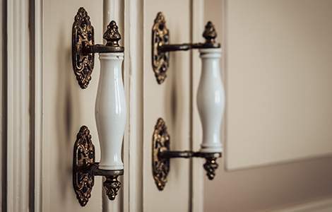 Une poignée de porte en porcelaine