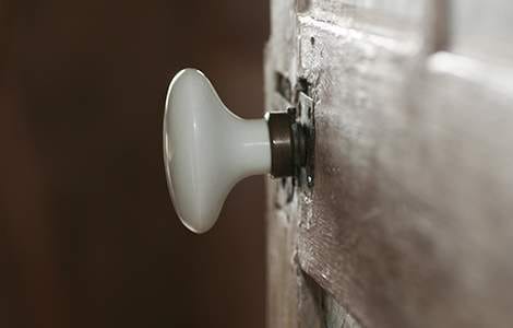 La poignée de porte bouton 