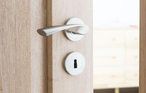 Une poignée de porte en zamac 