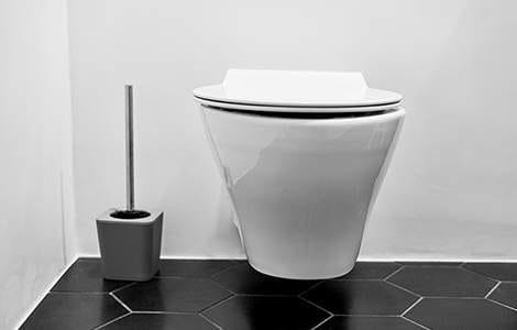 Le carrelage manquant est masqué par le bâti supportant le wc suspendu