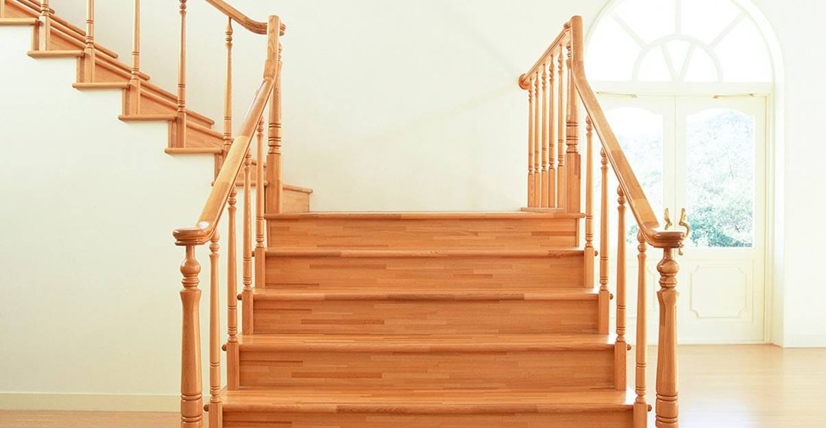 Les pièces de cet escalier tout en courbes sont chantournées