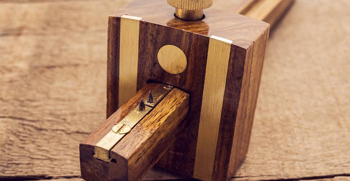 Menuiserie et trusquin, pour des lignes bien parallèles