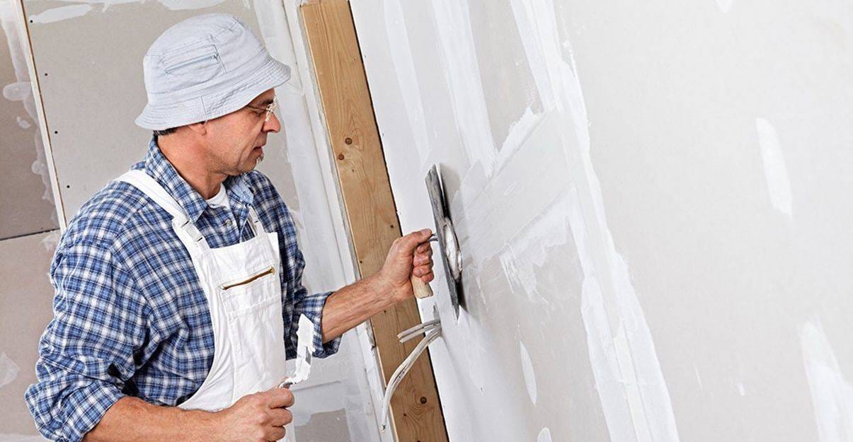 Une mission du plâtrier-plaquiste : préparer les surfaces brutes.