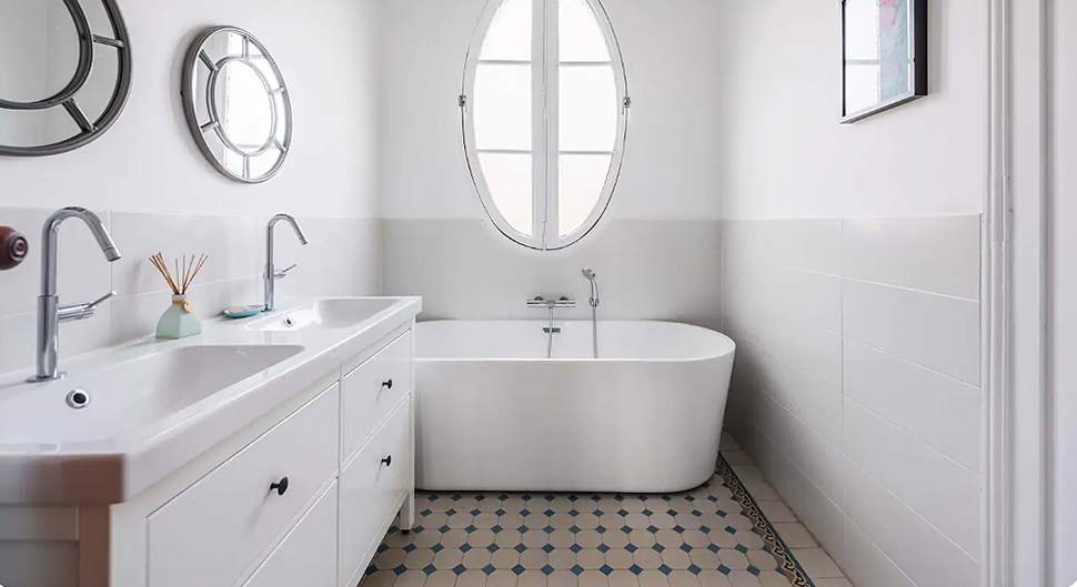 Rénover une salle de bain en conservant le carrelage