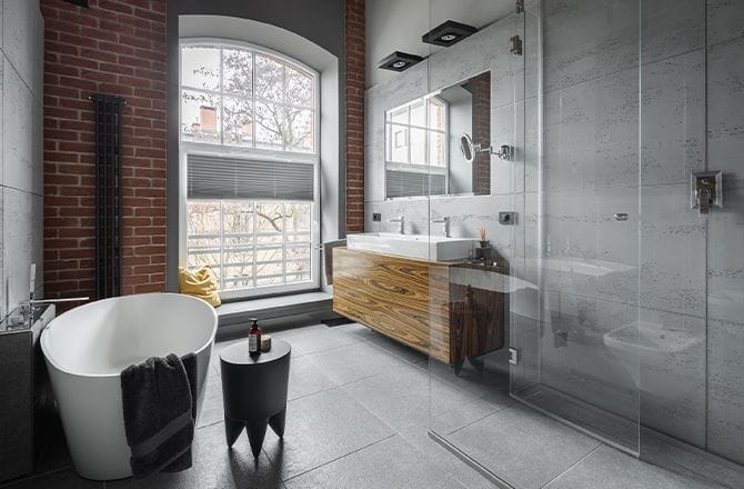 Revêtement sol salle de bain industrielle béton ciré