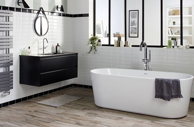 Revêtement sol salle de bain industrielle bois brut