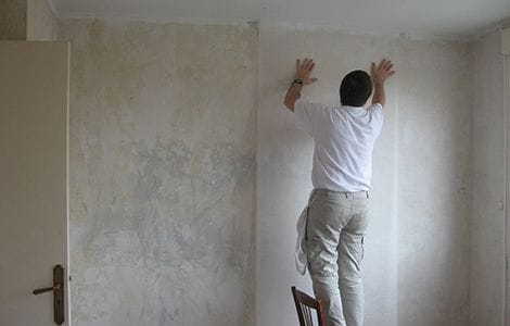 Rénovation d’un mur intérieur humide : pose d’une toile de verre