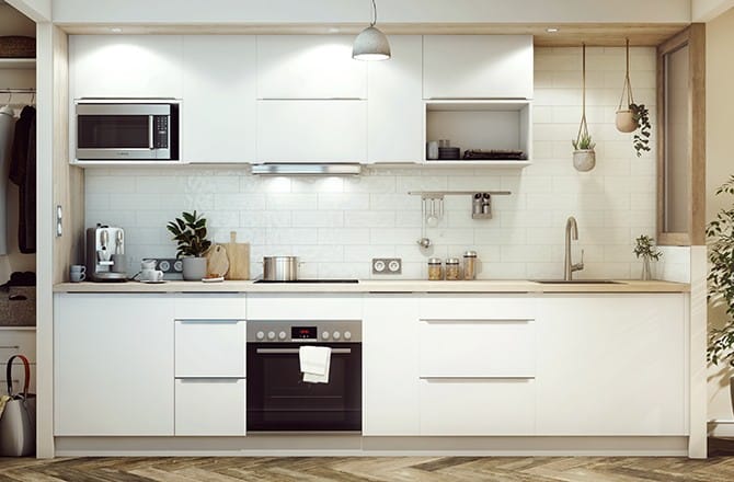 Un plan de travail en bois clair associé à du blanc apportera de la luminosité à la cuisine.