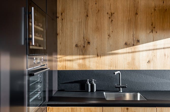 Bois et ardoise dans la cuisine