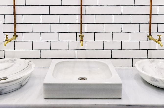 Mobilier salle de bain industrielle : canalisations apparentes