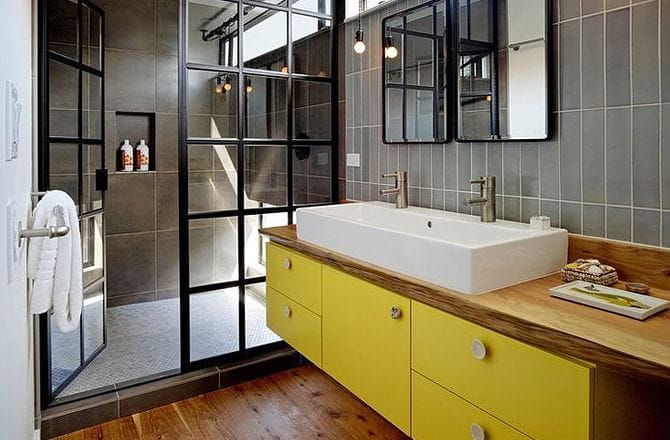 Une salle de bain industrielle, égayée par une touche de jaune @Jacob Delafond