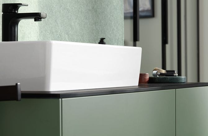 Mobilier salle de bain industrielle : faïence et robinet noir