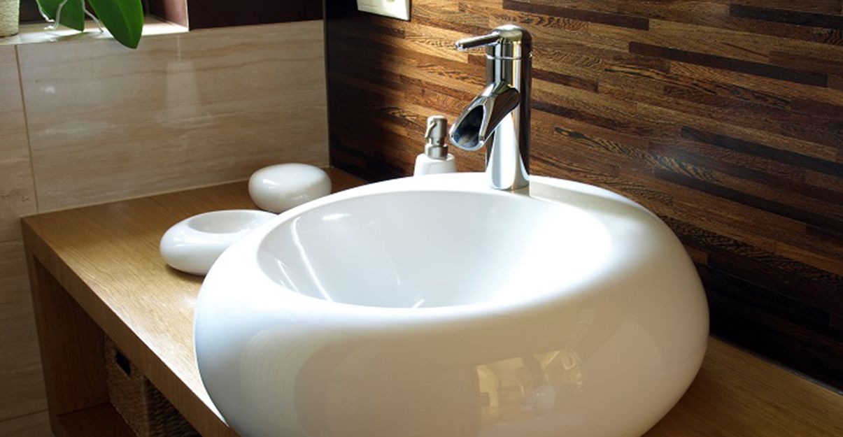 Salle de bain zen : meuble en bois brut et vasque blanche