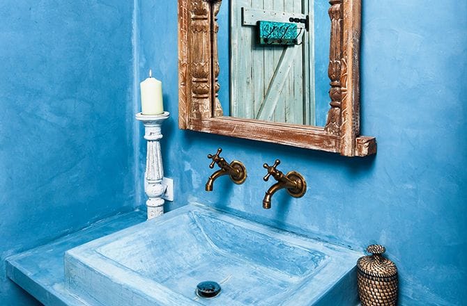 Tadelakt bleu en salle de bain