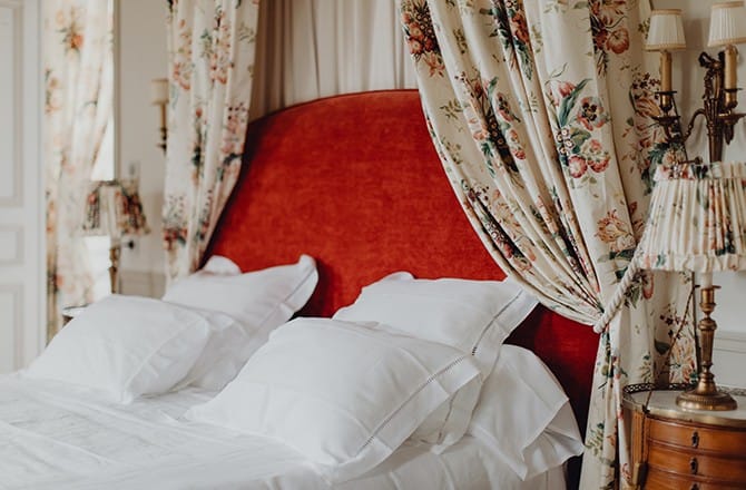 Une chambre d’hôte à la décoration romantique assumée