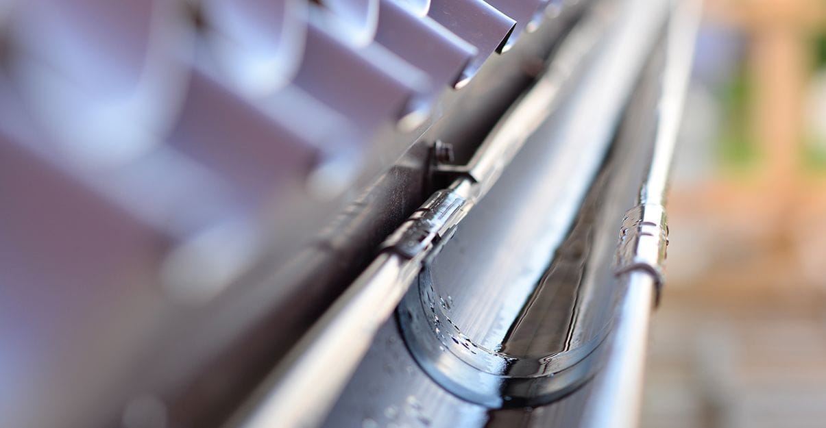 La zinguerie, essentielle à l'évacuation des eaux pluviales.