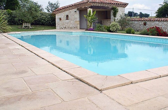 Terrasse en pierre : le travertin