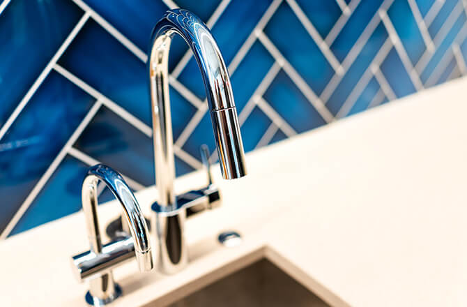 Aménager une petite cuisine : crédence bleu