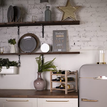 Aménager une petite cuisine : les étagères