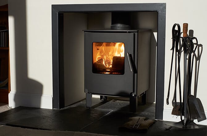 Le poêle à bois dans une ancienne cheminée