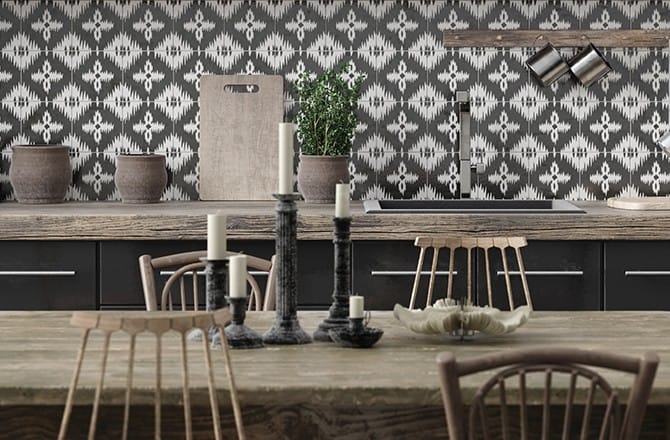 Rénover une cuisine rustique : crédence et poignée