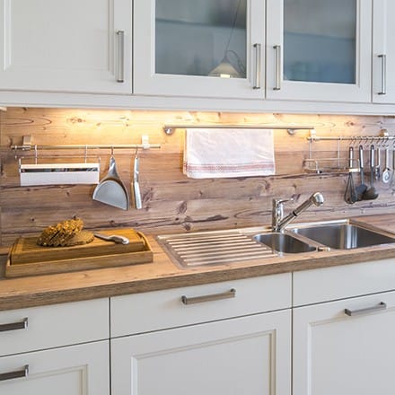 Rénover une cuisine rustique : peinture et poignée