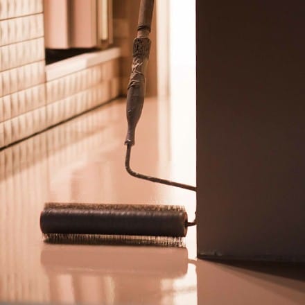 Sol en résine rose poudré brillant