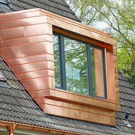 Chien assis en cuivre