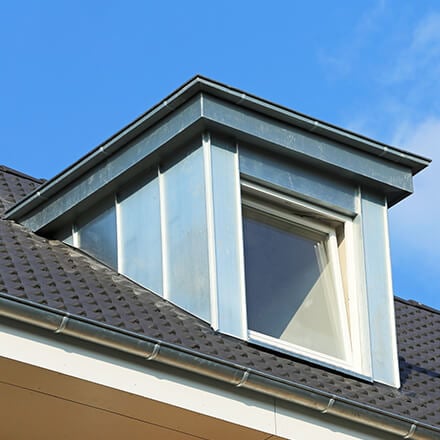 Le chien assis : une lucarne à pente inversée