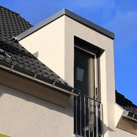 Chien assis porte fenêtre