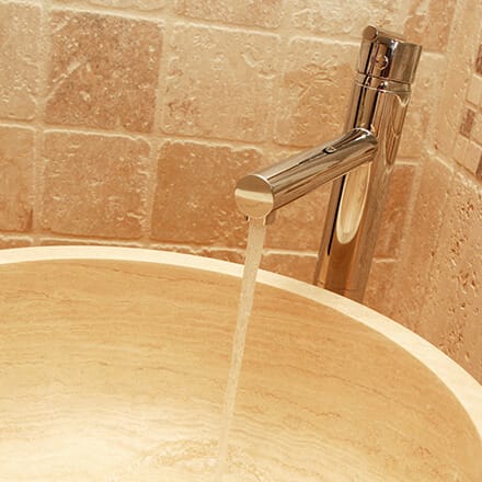 Crédence en travertin beige