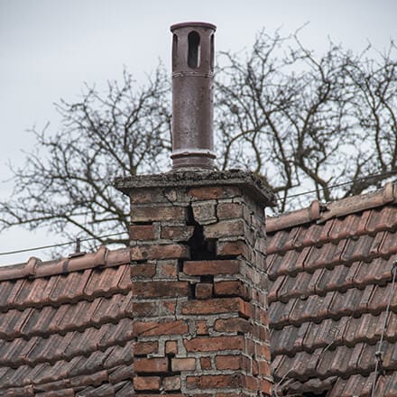 démolition cheminée conduit qui s’effondre