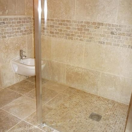 Douche en travertin beige