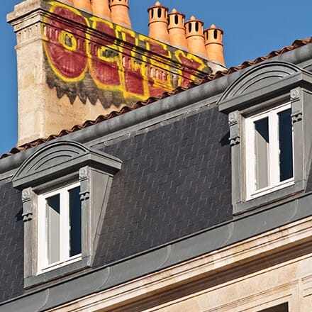 Lucarne à fronton et toit bombé.