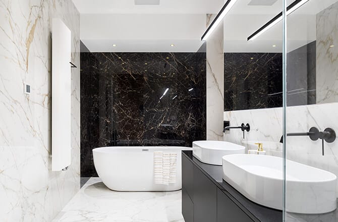 Marbre noir et blanc salle de bain