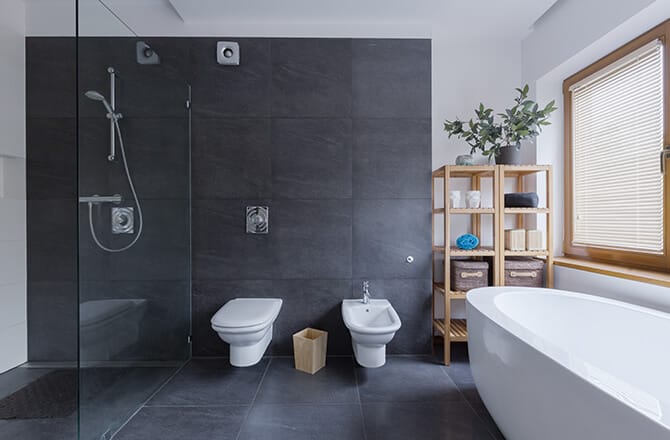 Travertin anthracite pour salle de bain moderne
