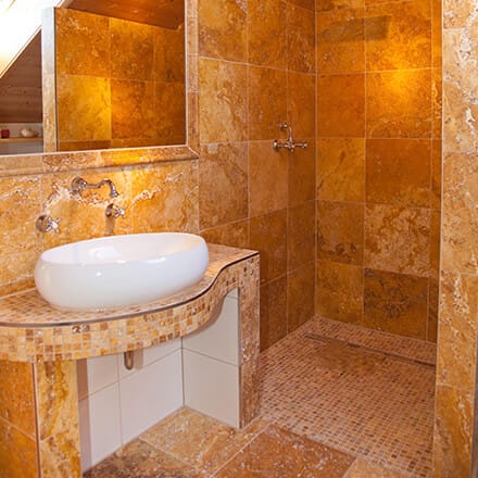 Salle de bain travertin orangé