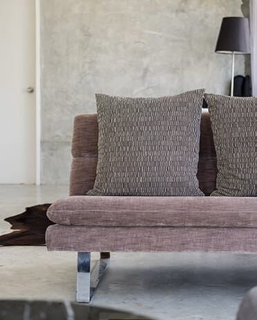 Béton décoration : mur béton adouci par des matières cocooning