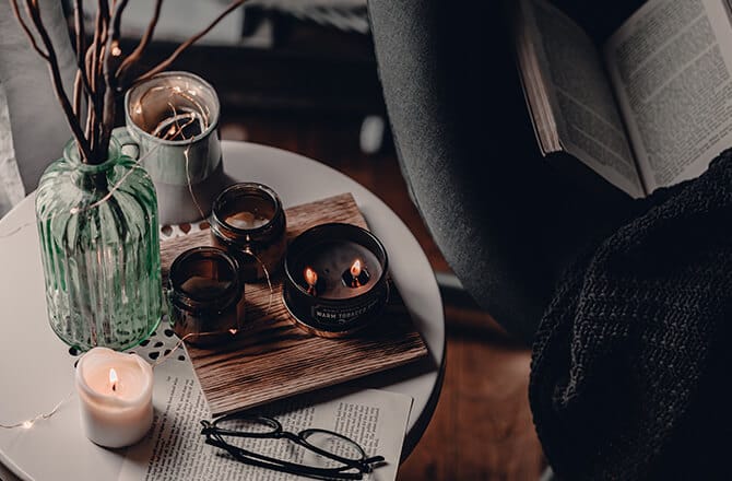 Coin lecture et table d’appoint