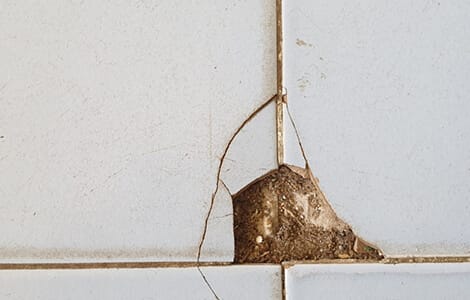 Fissure suite à impact sur du carrelage