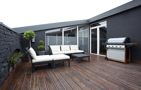 Grande baie vitrée ouvrant sur une terrasse tropézienne