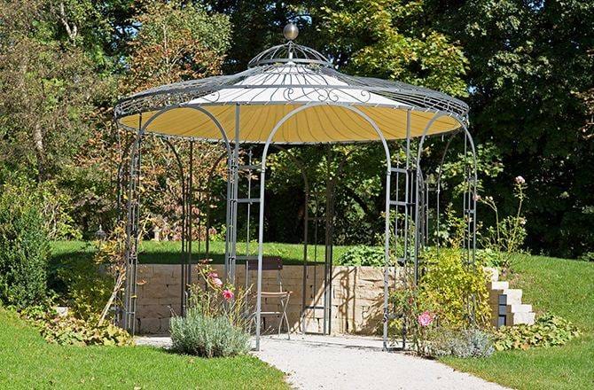 Couvrir une terrasse : le fer forgé