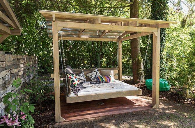 Couvrir une terrasse : la pergola couverte de bois